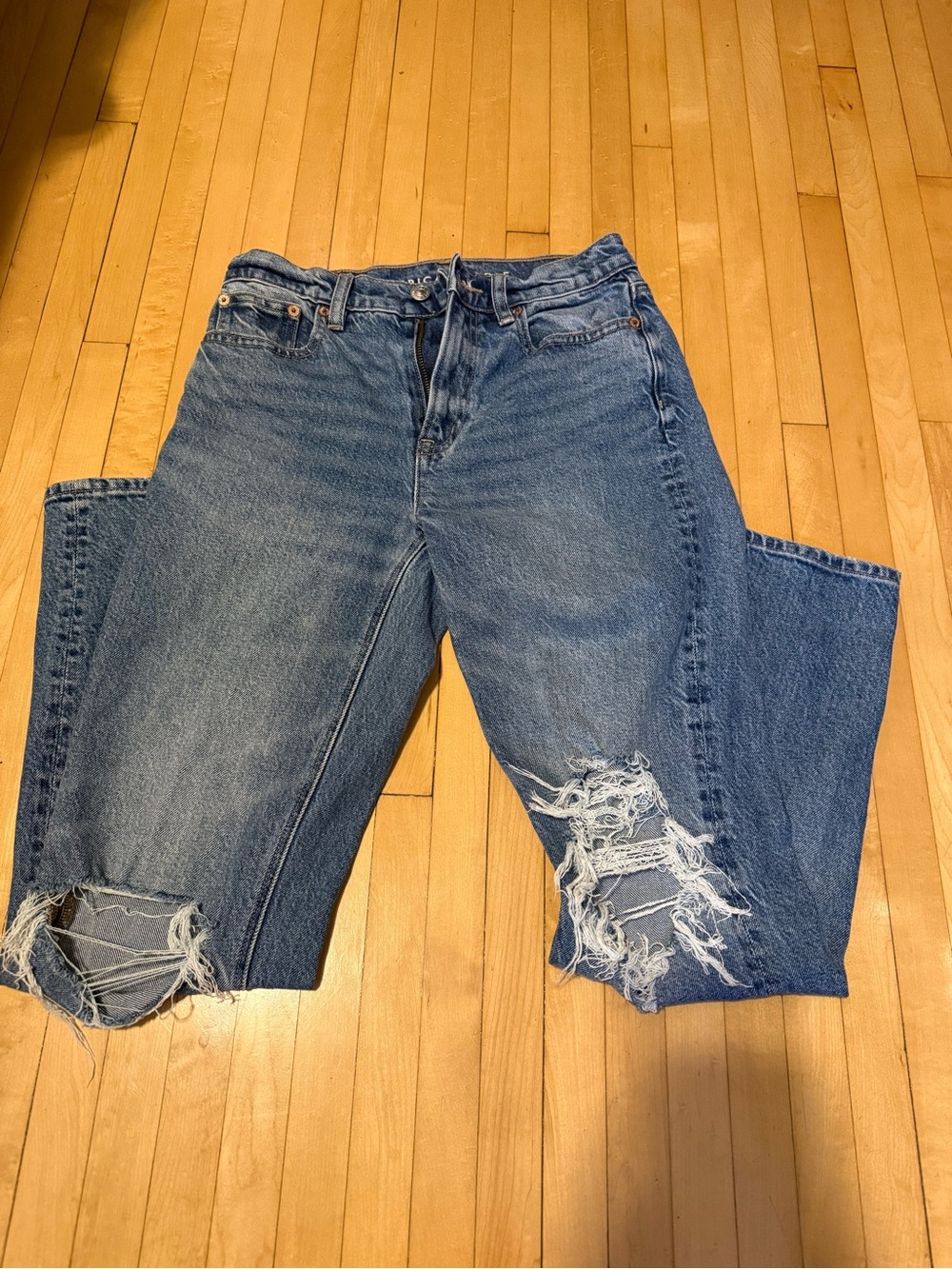 American Eagle Outfitters Distressed Cropped Blue Jeans